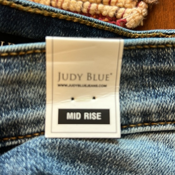 NWT Judy Blue Mid Rise Slim Fit Jeans. Size 13/31 - Picture 4 of 8